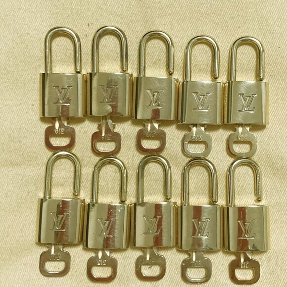 LOUIS VUITTON LV 10 SET PADLOCK KEY CHARM CADENA GOLD-PLATED FRANCE - Picture 1 of 4